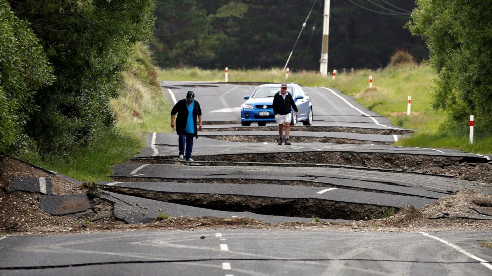 New Zealand earthquake: Kaikoura evacuations under way - BBC News