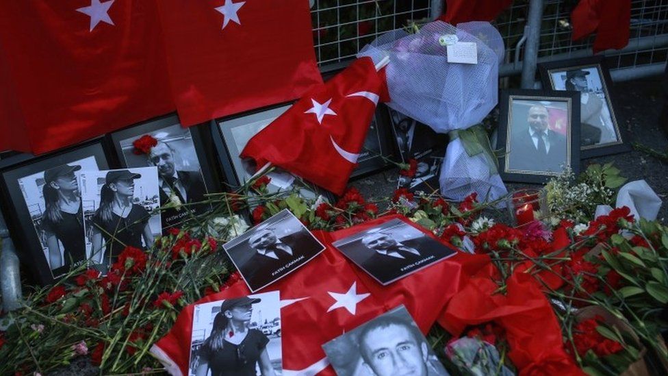 Tributes to the dead in Istanbul