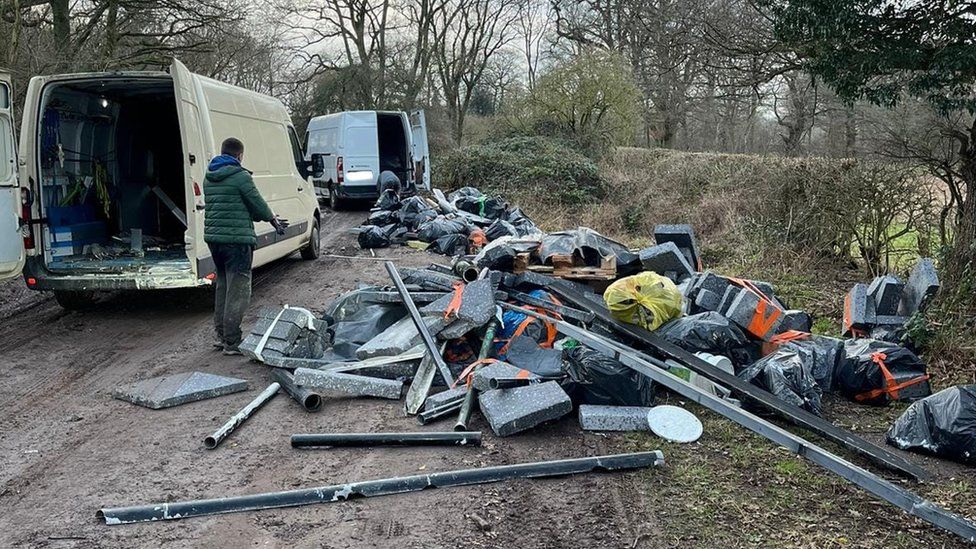 Warwickshire Residents Block In Fly Tippers Caught In Act BBC News    132601127 Police3 