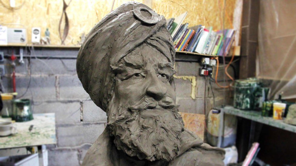 The head of the statue including turban