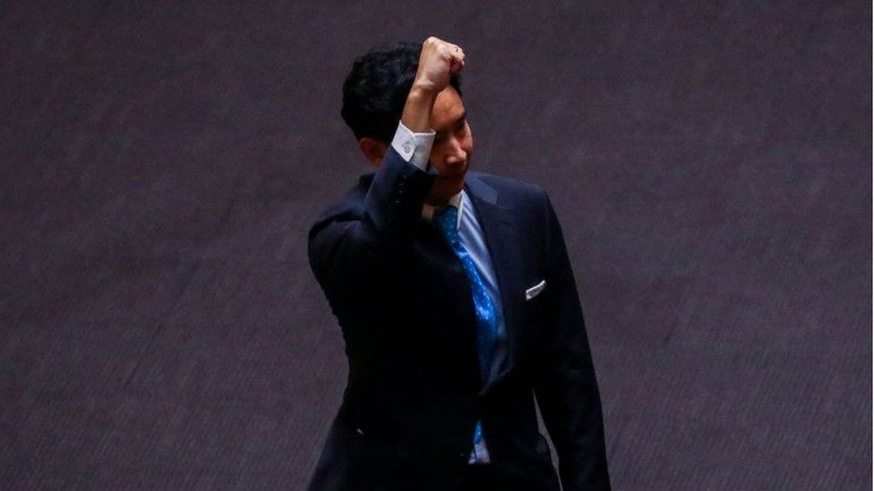 Пита Лимджароенрат, лидер партии «Движение вперед», делает жест перед парламентом после того, как Конституционный суд Таиланда постановил временно отстранить его от участия в парламенте, в день второго голосования за нового премьер-министра в Бангкоке, Таиланд, 19 июля 2023 года.