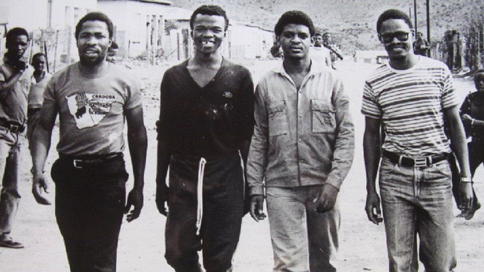 Мэтью Гониве (справа), Форт-Калата (второй справа) был убит силами государственной безопасности в 1985 году