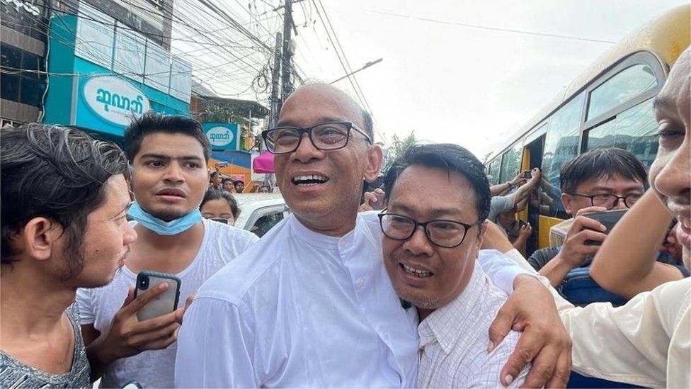 Мия Айе, известного политического активиста, который был заключен в тюрьму после военного переворота 1 февраля 2021 года, встречают на свободе после освобождения из тюрьмы Инсейн в Янгоне, Мьянма, 17 ноября 2022 года.
