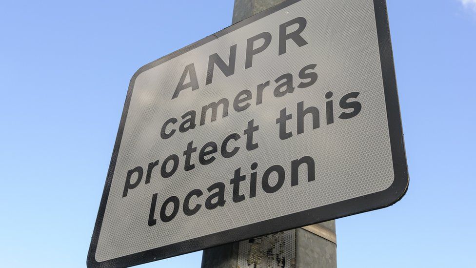 Изображение знака, предупреждающего об использовании ANPR