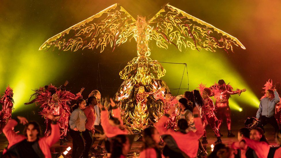 Танцоры карнавала выступают на сцене во время «Пробуждения» на стадионе Хедингли в Лидсе, посвященного культурному прошлому, настоящему и будущему города в начале Года культуры Лидса 2023