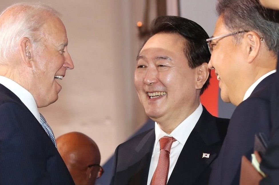 Президент Южной Кореи Юн Сук Ёль (в центре) беседует с президентом США Джо Байденом (слева) после участия в седьмой конференции по пополнению базирующегося в Женеве Глобального фонда для борьбы со СПИДом, туберкулезом и малярией в Нью-Йорке, Нью-Йорк, США, 21 Сентябрь 2022 г.