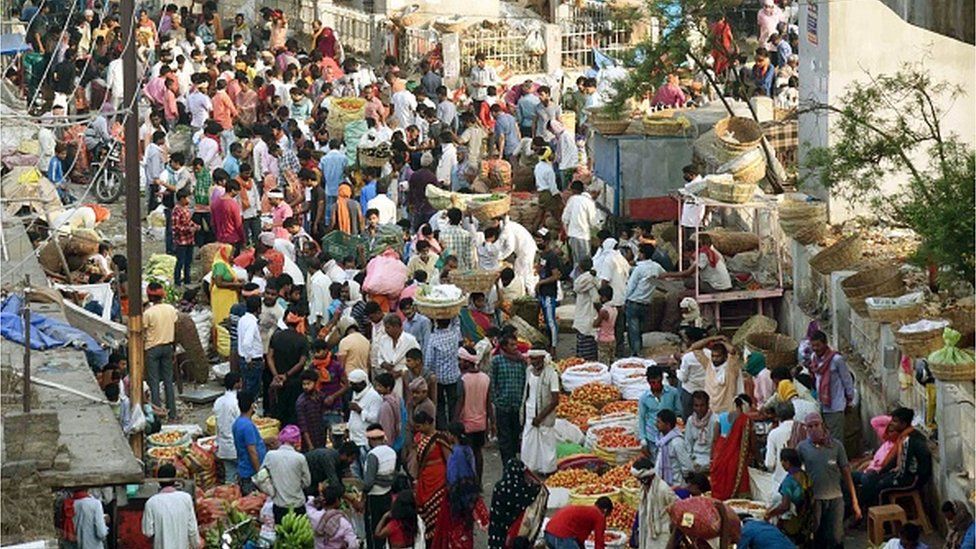 People violate social distancing norms at a vegetable market at Agam Kuan near Shitla Mandir in Patna on April 17