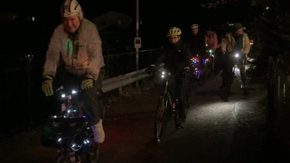 Cyclists light up for Reading ride to raise safety awareness - BBC News