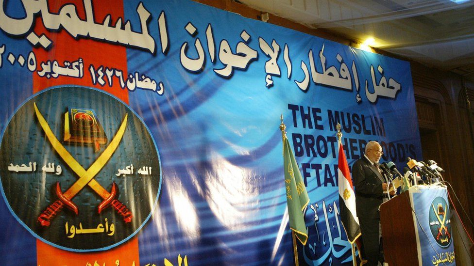 عاكف يلقى كلمة في حفل إفطار نظمته جماعة الإخوان عام 2005 في القاهرة