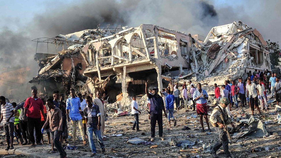 Men and Somali soldiers arrive on the site to rescue victims of the explosion of a truck bomb in the centre of Mogadishu, on 14 October 2017