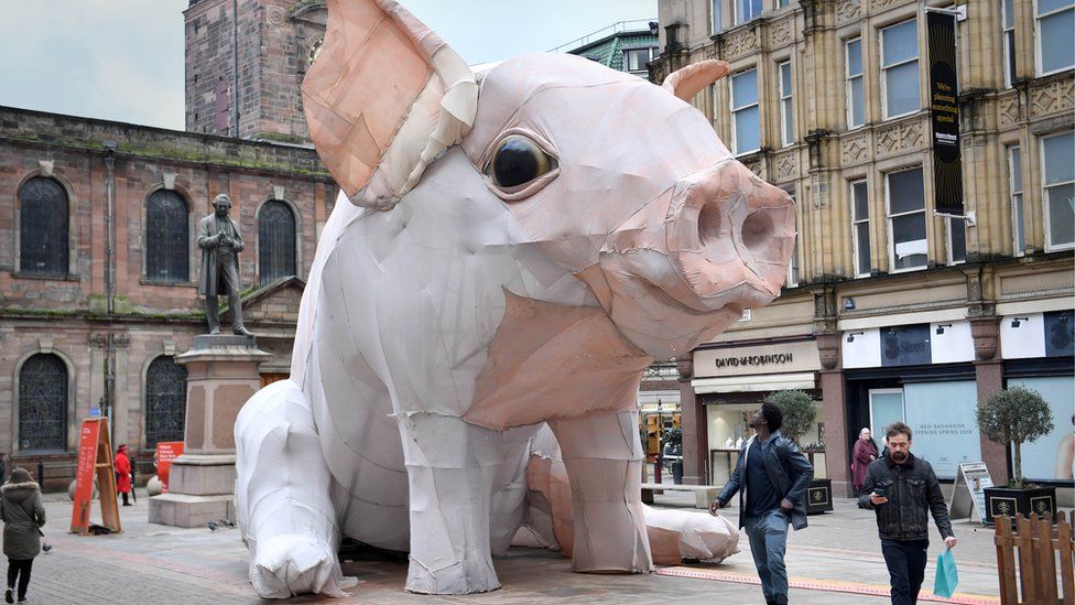 Giant piglet marks Chinese New Year in Manchester - BBC News