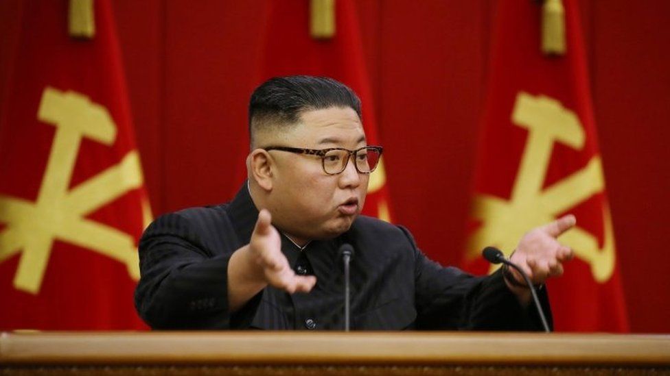 На фотографии, опубликованной официальным информационным агентством Северной Кореи KCNA, запечатлен северокорейский лидер Ким Чен Ын на собрании Рабочей партии в Пхеньяне.Фото: 18 июня 2021 г.