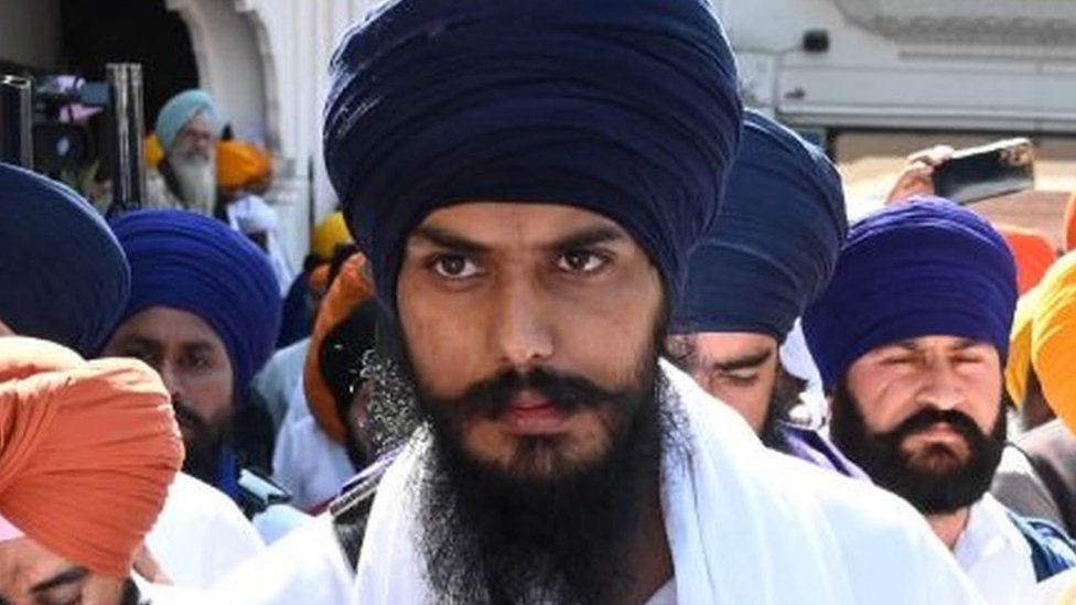 'Waris Punjab De' chief Amritpal Singh (C) at the Golden Temple in Amritsar on March 3, 2023