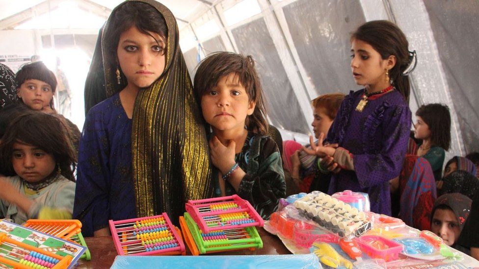 Grupo de niñas estudiantes en una instalación subvencionada por la ONU en Jalalabad, Afganistán oriental
