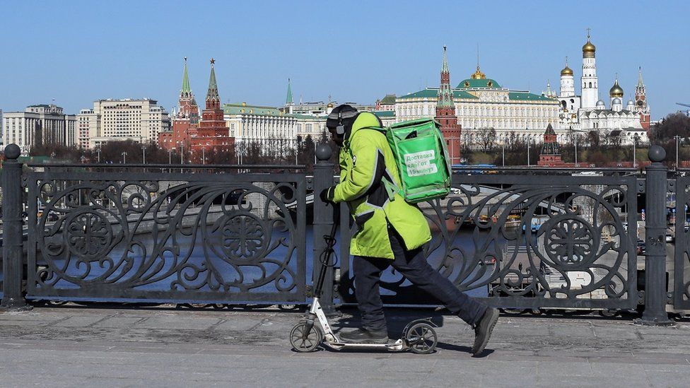 развозчик едет по Большому Каменному мосту в Москве