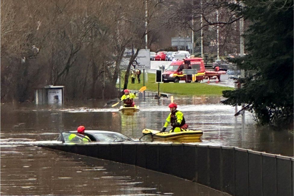 A car is rescued by officers in small boats in Dunfermline