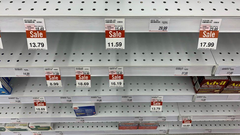 Лекарства от простуды и гриппа и нехватка тайленола в магазине Toronto Shoppers Drug Mart.