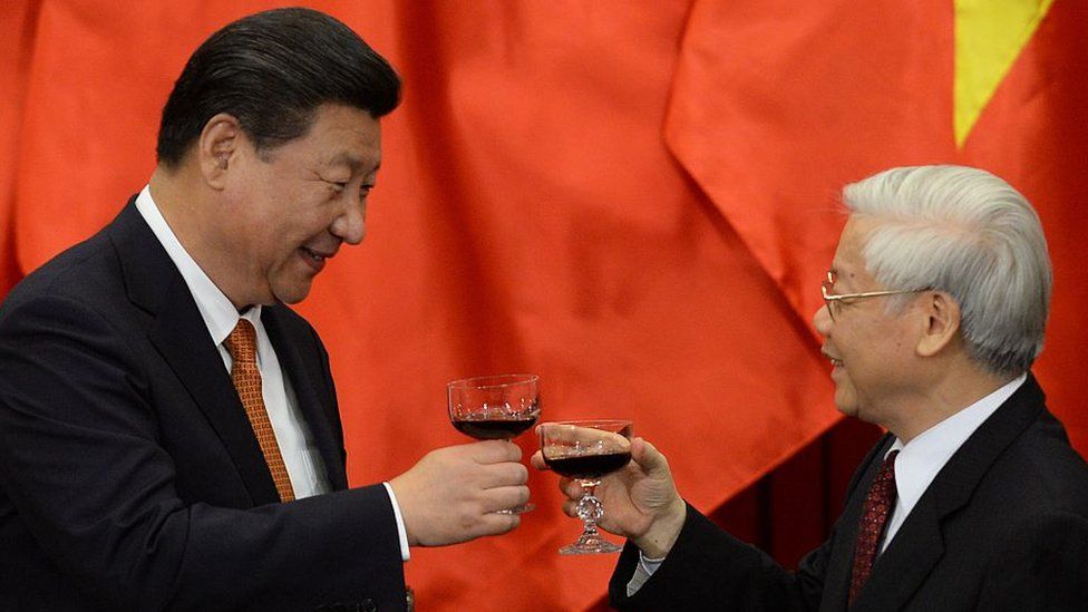 Chinese President Xi Jinping (L) and Vietnam Communist Party Secretary General Nguyen Phu Trong raise a toast after official talks in Hanoi in 2015