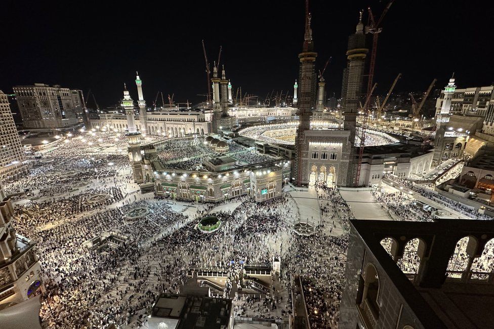 Muslims pray at Mecca's Great Mosque in preparation for the start of the Hajj pilgrimage (25 June 2023)