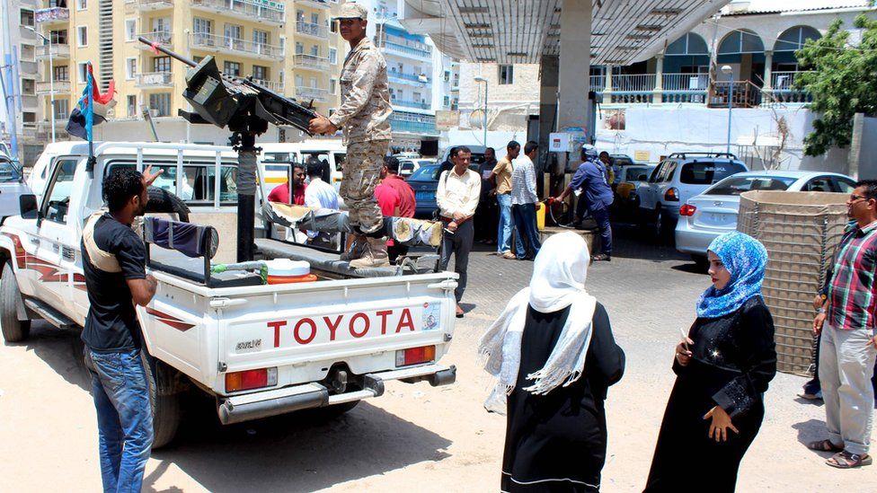 Pro-government forces stand guard in the southern Yemeni city of Aden (11 April 2016)