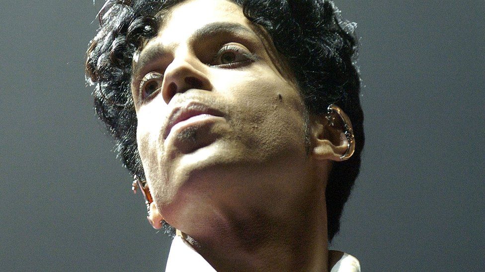Prince performs at the 10th Anniversary Essence Music Festival at the Superdome on July 2, 2004 in New Orleans, Louisiana. (Photo by Chris Graythen/Getty Images)