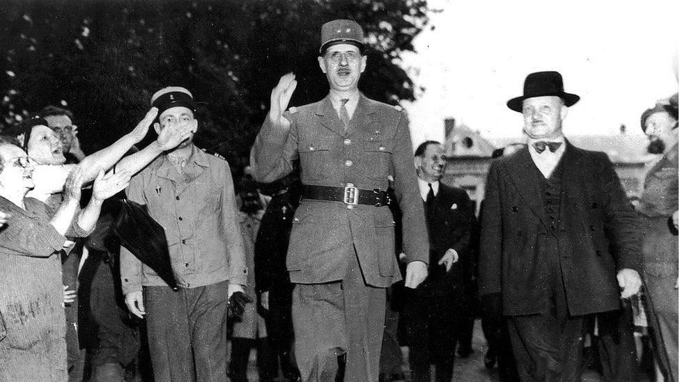 Генерал де Голль, президент Французского комитета освобождения, идет по улицам Рамбуйе (Франция)