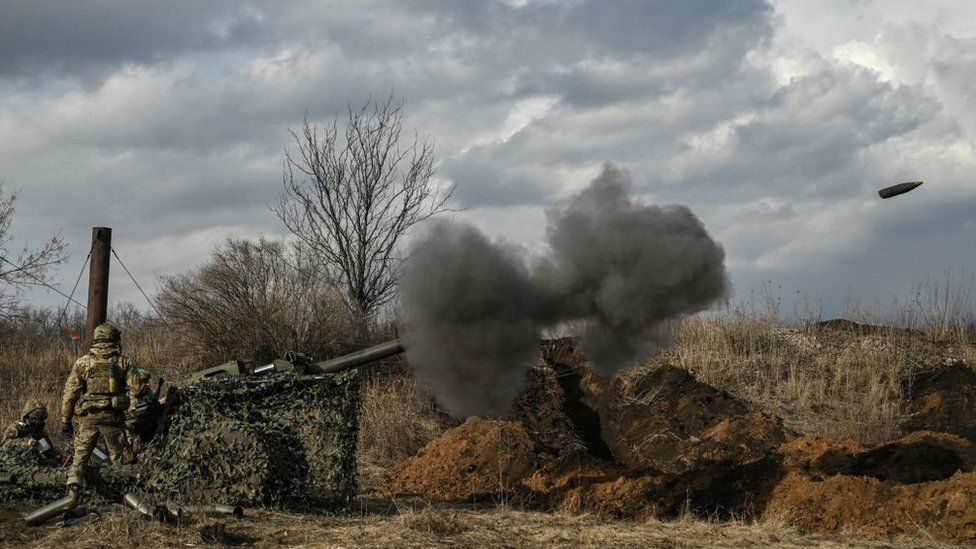Ukrainians fire artillery near Bakhmut