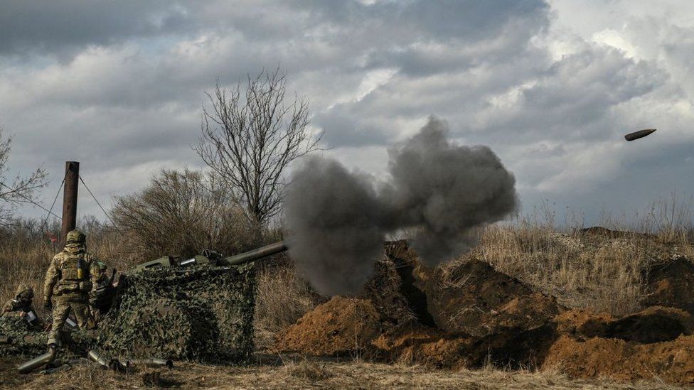 Украинцы ведут артиллерийский огонь под Бахмутом