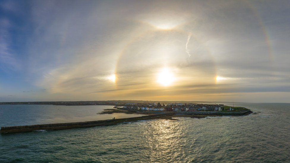Sun haloes, sun dogs and circumzenithal arcs spotted over the North Sea
