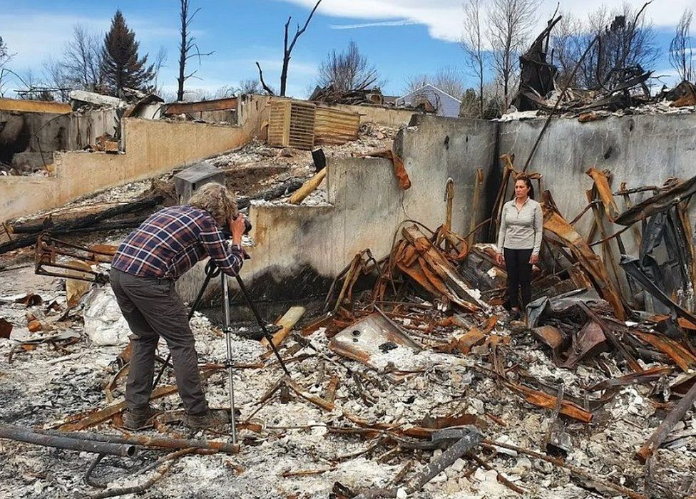 写真を撮るギデオン・メンデル