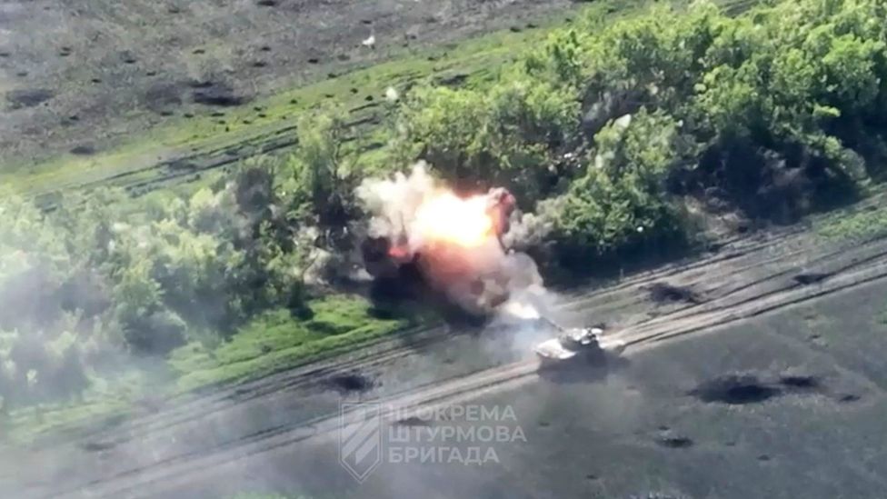 Blick auf ein Militärfahrzeug, als ukrainische Streitkräfte russische Stellungen in Richtung Bakhmut, nahe Klischiwka, Region Donezk, Ukraine, zerstören