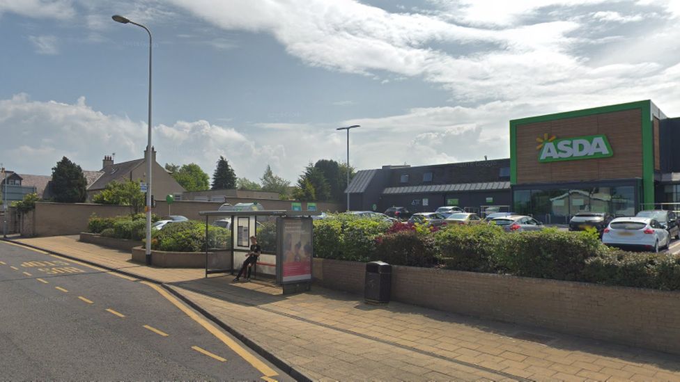 Girl 'sprayed in face with antifreeze' by gang in Tranent BBC News