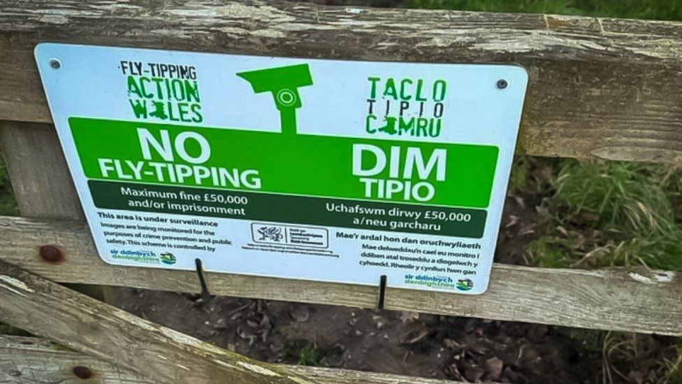 Sign in Welsh and English warning about fly tipping and the fines