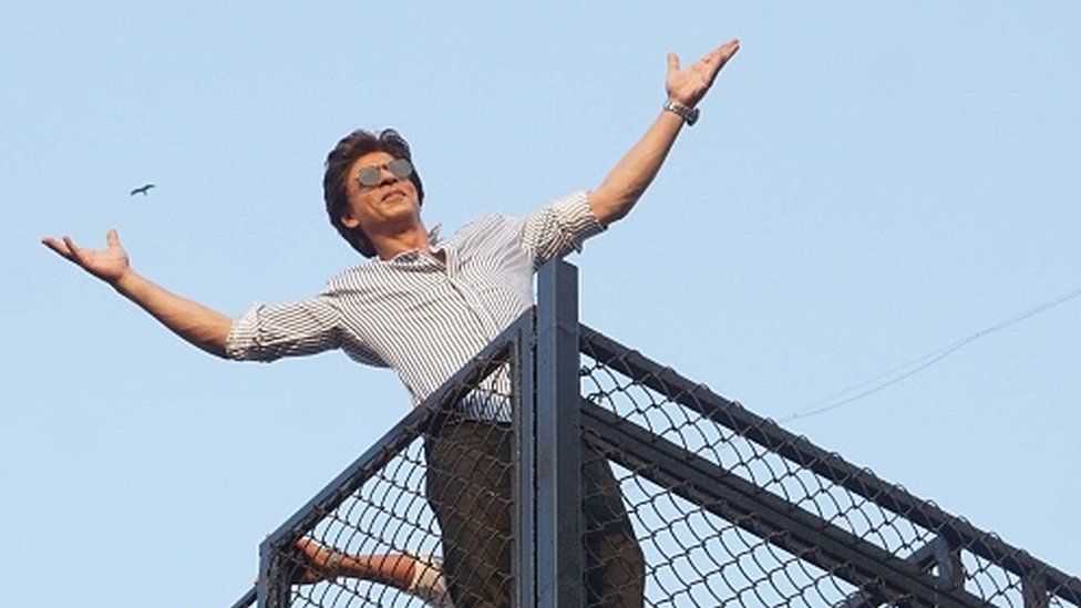 WATCH: Shah Rukh Khan sings 'Tujhe Dekha To Ye Jana Sanam' at Auto Expo 2023