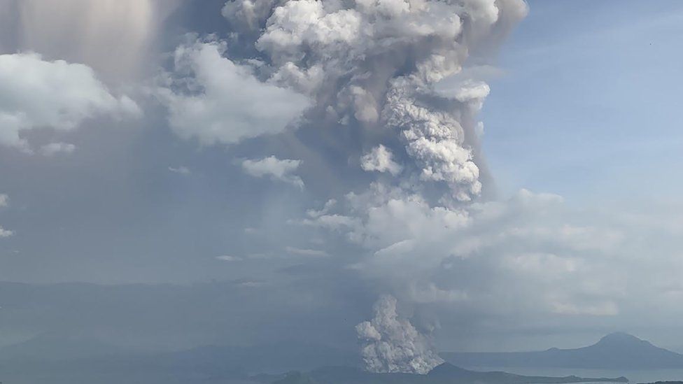 Philippines: Thousands evacuated as volcano Taal spews lava - BBC Newsround