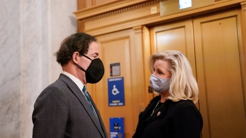 Leading Republican Liz Cheney (r) with Democrat Jamie Raskin in Congress on Wednesday during the debate on impeaching President Trump, 13 January 2021