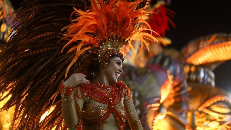 Гуляка из школы самбы Гранде-Рио выступает во вторую ночь карнавального парада на самбадроме в Рио-де-Жанейро, Бразилия, 23 апреля 2022 г.