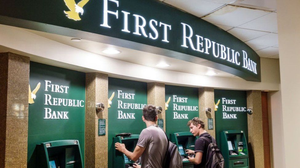 Люди, пользующиеся банкоматами First Republic Bank