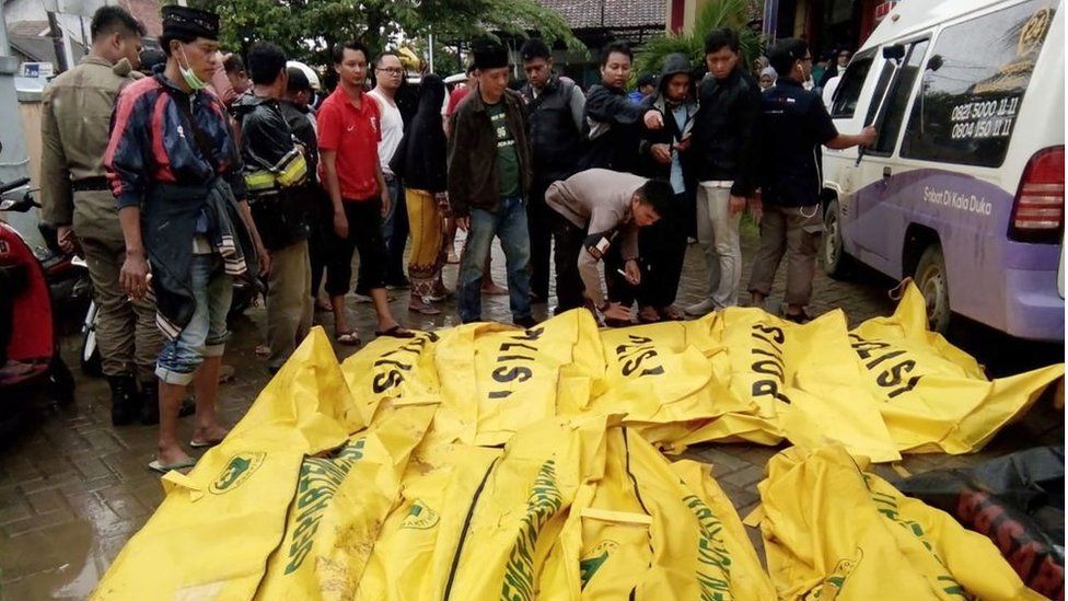 Cadáveres de víctimas mortales recuperados en la playa de Carita, en el noroeste dela isla de Java.