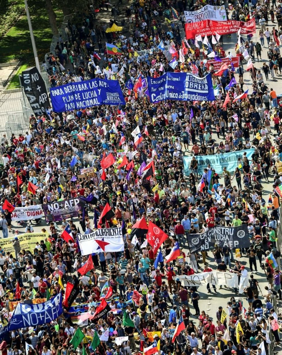 Chile: Fuertes enfrentamientos marcan nueva jornada de protestas. _95328827_gettyimages-657980586