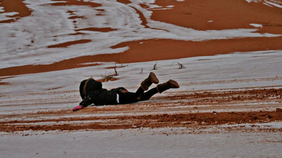 Una joven se desliza en la nieve del desierto del Sahara. (Foto: gentileza Hamouda Ben jerad)