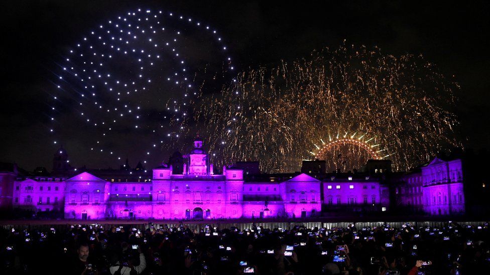 New year: Tributes to late Queen as fireworks welcome in 2023 - BBC News