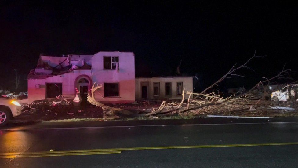 Tornado kills 23 and brings devastation to Mississippi - BBC News