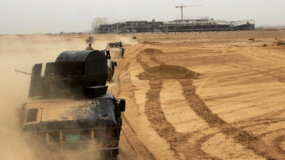 Military vehicles belonging to the Iraqi security forces approach the Ramadi Stadium (6 October 2015)
