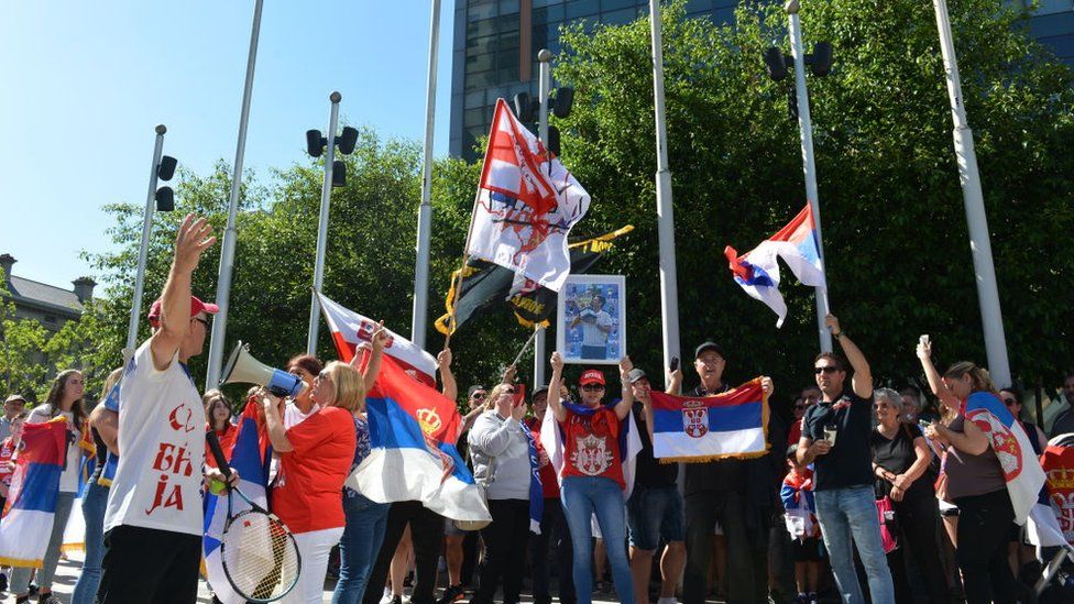 Сторонники Джоковича протестуют возле корта