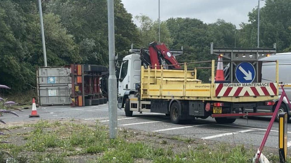 Basildon: Lorry overturns at town centre roundabout - BBC News