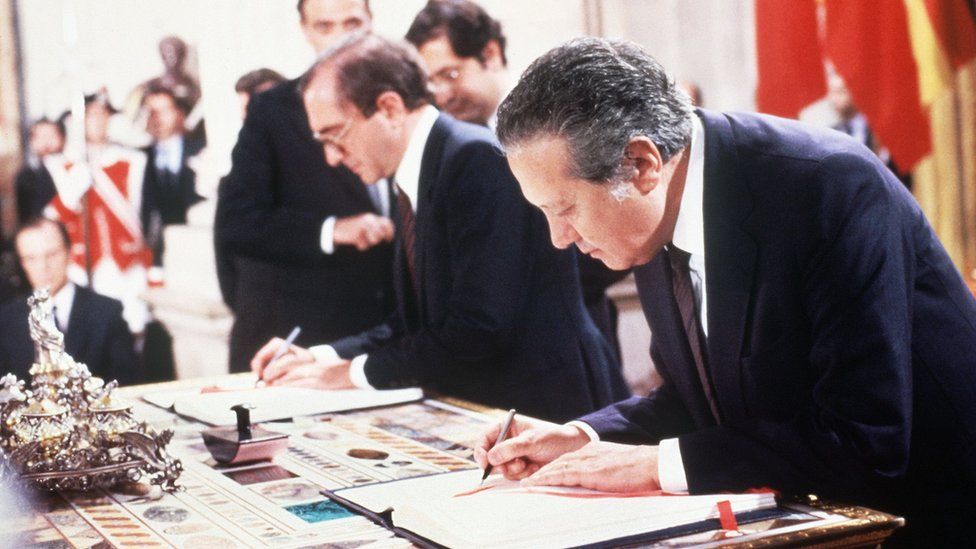 This file photo taken on June 13, 1985 shows Portuguese Prime Minister Mario Soares (R) signing the joint treaty to become a member of the European Economic Community, at the Royal Palace in Madrid