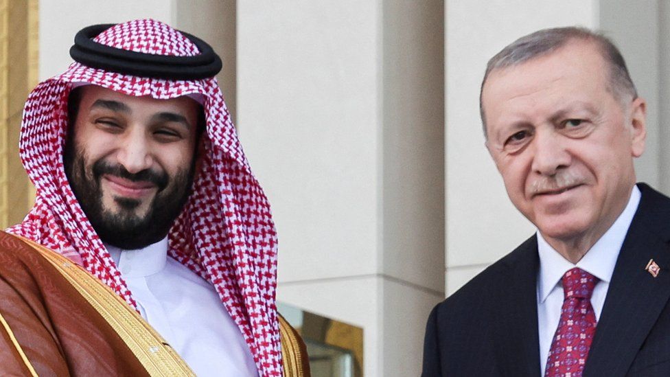 Saudi Crown Prince Mohammed bin Salman (L) shakes hands with Turkish President Recep Tayyip Erdogan (R) in Ankara, Turkey (22 June 2022)
