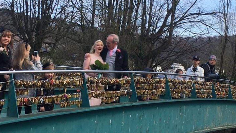 Paris 'love locks' removed from bridges - BBC News