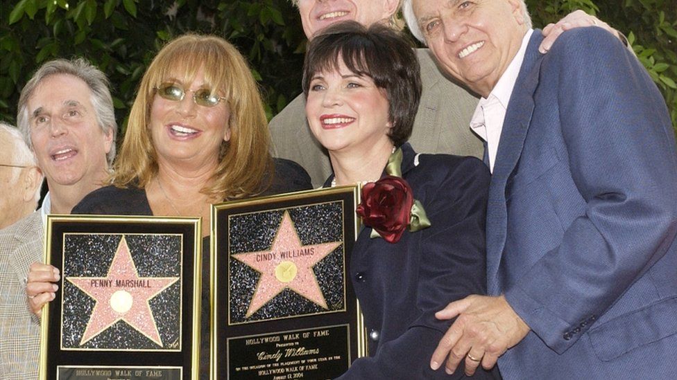 Пенни Маршалл (2-й слева) и Синди Уильям держат в руках точные копии табличек с Генри Винклером, Эдом Бегли-младшим и Гарри Маршаллом (слева направо) на церемонии открытия двух звезд на Аллее славы в Голливуде 12 августа 2004 г.